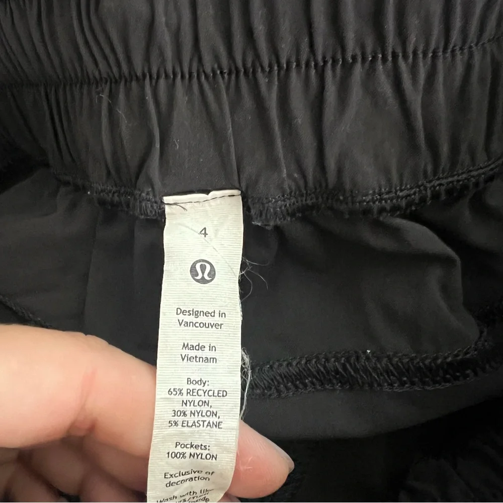 Lululemon Drop In Pocket High Rise Hiking Shorts Black Women's Size 4
